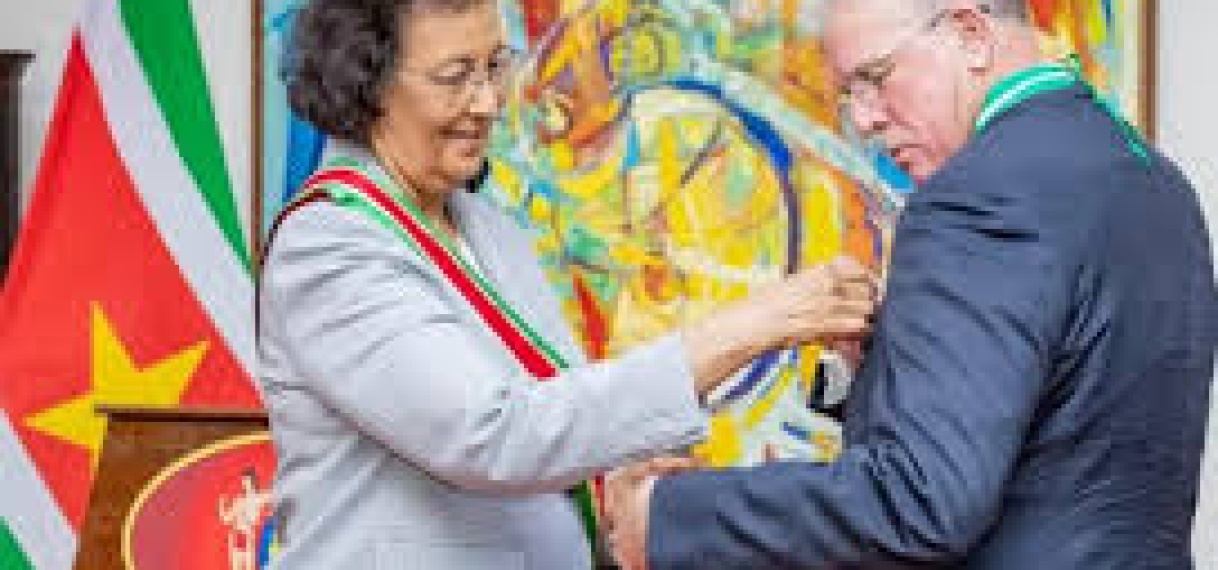 Vertrekkend VS-ambassadeur Faucher ontvangt hoge onderscheiding