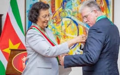 Vertrekkend VS-ambassadeur Faucher ontvangt hoge onderscheiding