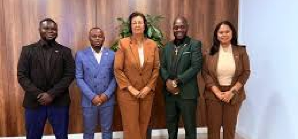 Directie Melkcentrale presenteert plannen aan president Simons