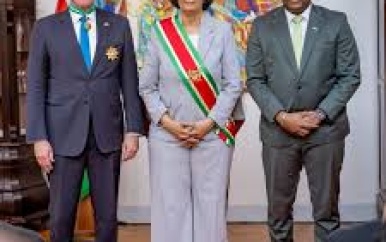 Minister Bouva ontvangt vertrekkende Amerikaanse ambassadeur Faucher