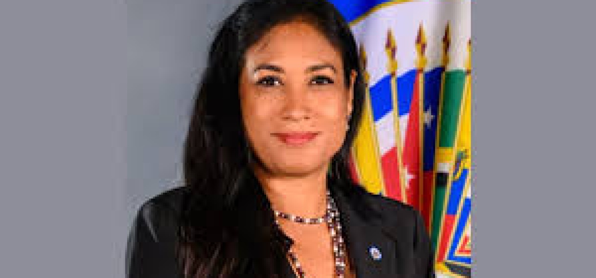 Xaviera Jessurun levert diplomatiek paspoort in