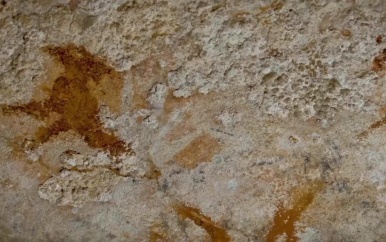 Wetenschappers ontdekken 67.800 jaar oude handafdruk in grot op Sulawesi