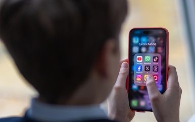 Frankrijk wil sociale media verbieden voor kinderen onder 15