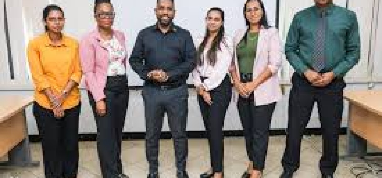 Minister bemoedigt studenten en afgestudeerden Postmasteropleiding Wetgevingsjuristen