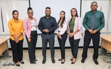 Minister bemoedigt studenten en afgestudeerden Postmasteropleiding Wetgevingsjuristen