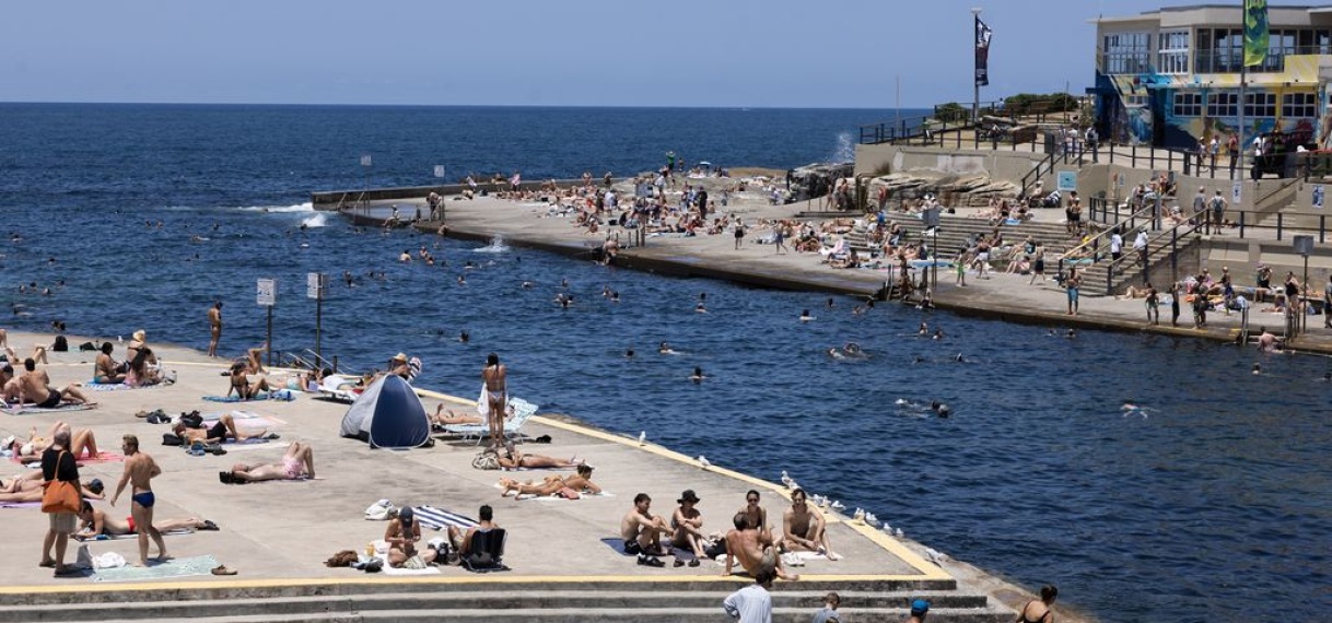 Een 13-jarige Australische jongen heeft zichzelf en zijn familie gered na urenlang zwemmen