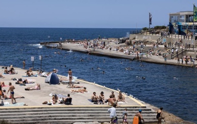 Een 13-jarige Australische jongen heeft zichzelf en zijn familie gered na urenlang zwemmen