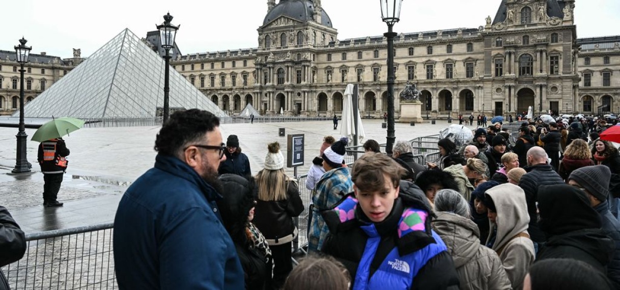 Medewerkers en gidsen Louvre opgepakt voor miljoenenfraude