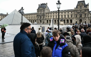 Medewerkers en gidsen Louvre opgepakt voor miljoenenfraude