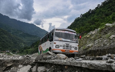 Minstens negentien doden nadat bus in Nepalese rivier belandt