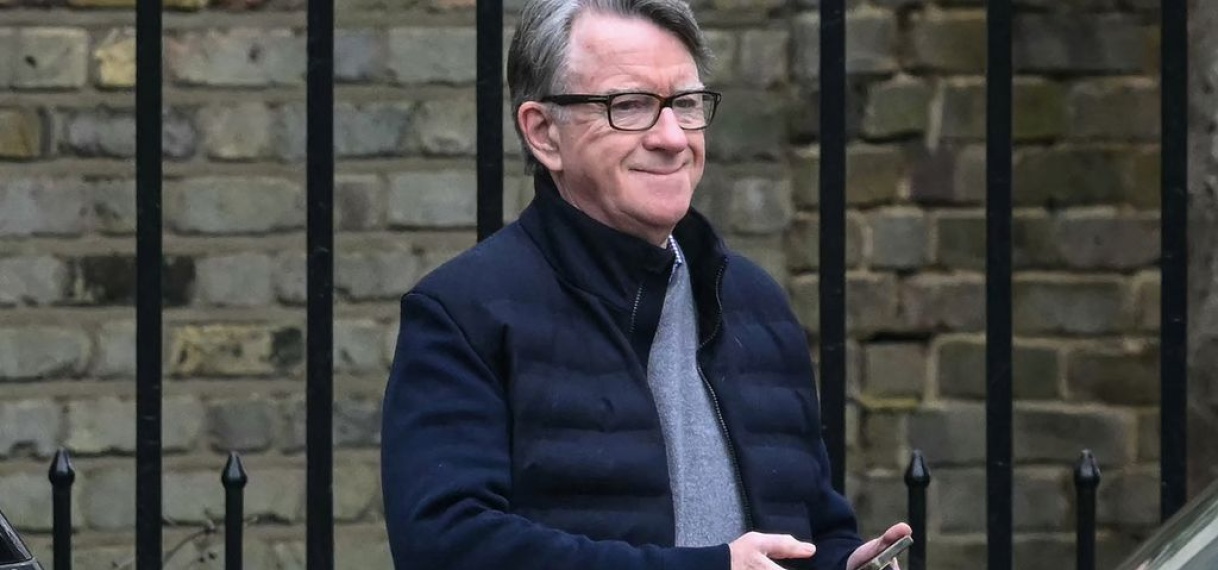 Voormalig Brits ambassadeur Peter Mandelson aangehouden in onderzoek naar Epstein