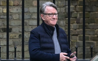 Voormalig Brits ambassadeur Peter Mandelson aangehouden in onderzoek naar Epstein