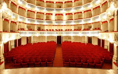 Historisch theater in Napels verwoest door brand