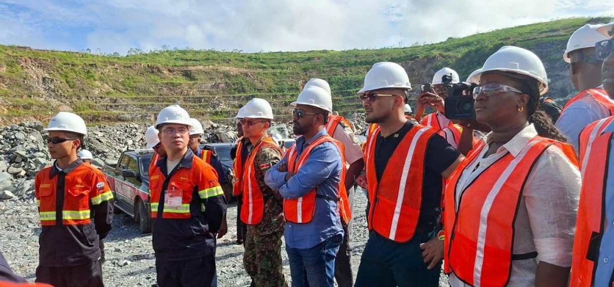 Minister RO bezoekt Zijin naar aanleiding van incident in Brokopondo