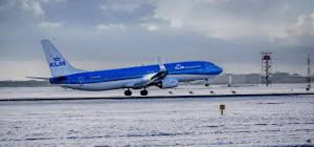 Schiphol schaalt zondag af vanwege sneeuwval; KLM annuleert 150 vluchten