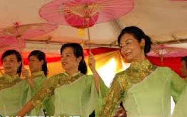 Viering Chinees Nieuwjaar in Anthony Nesty Sporthal met Temple Fair, liveband en vuurwerk