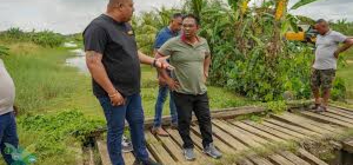 LVV, DC Saramacca en DNA-lid werken aan herstel 13 bruggen