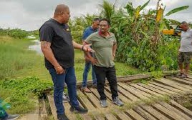 LVV, DC Saramacca en DNA-lid werken aan herstel 13 bruggen