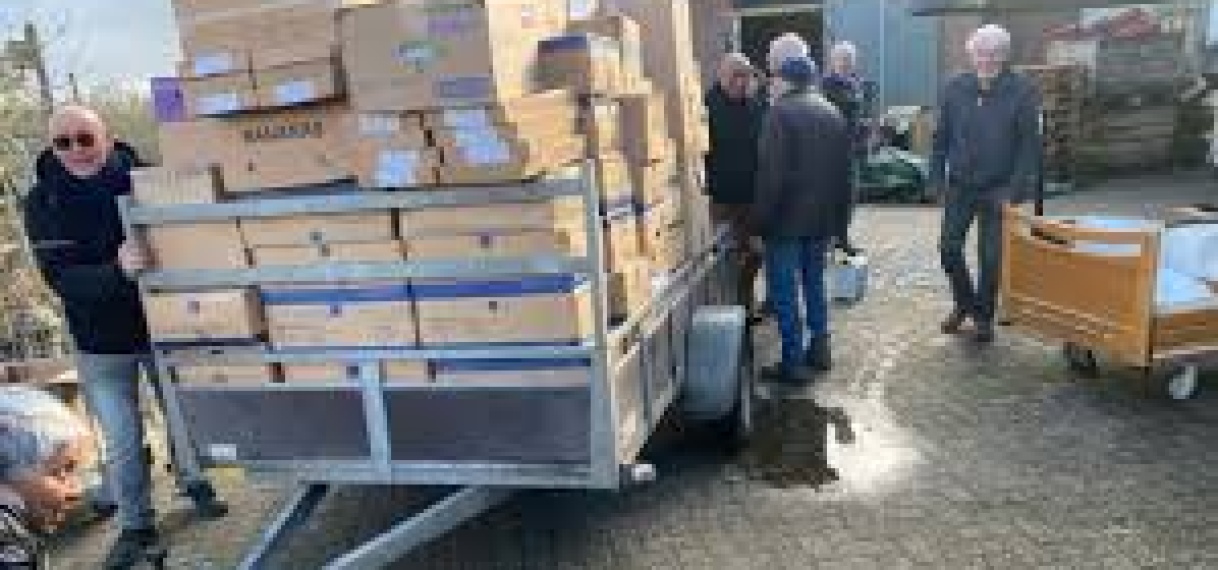 Container vol medische hulpgoederen vertrekt vanuit Tiel naar ziekenhuis in Nickerie