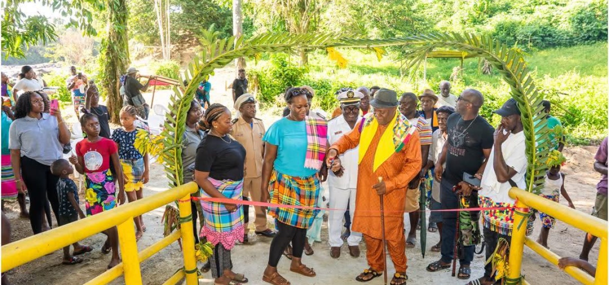 Minister Huur opent nieuwe burg te Bende kondre