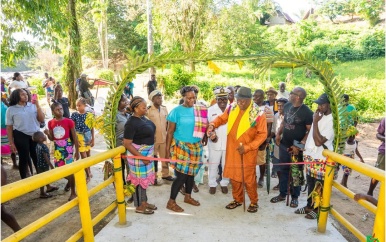 Minister Huur opent nieuwe burg te Bende kondre