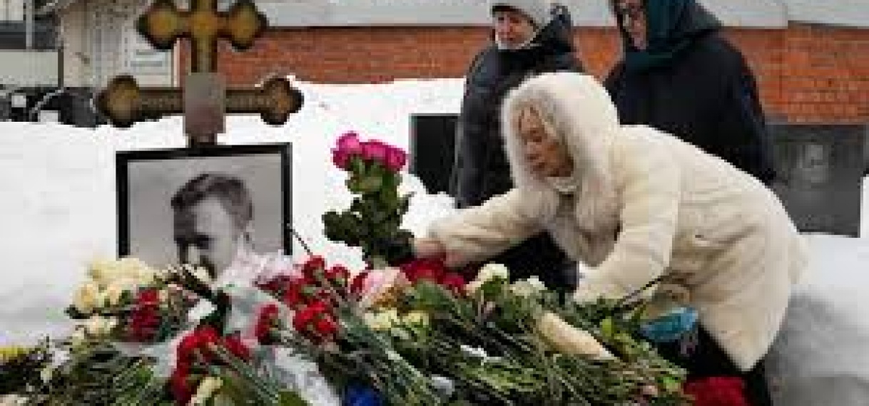 Moeder van vergiftigde Navalny roept bij zijn graf op tot gerechtigheid