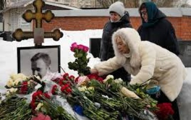 Moeder van vergiftigde Navalny roept bij zijn graf op tot gerechtigheid