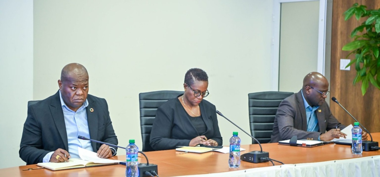 Ravaksur Plus en regering praten over verbetering arbeidsrechten