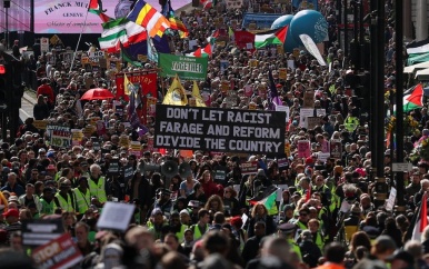 Tienduizenden demonstreren in Londen tegen extreemrechts en racisme