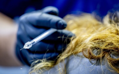 Lange wachtrij bij Duitse botoxkliniek door gratis behandelingen; artsen uiten zorgen