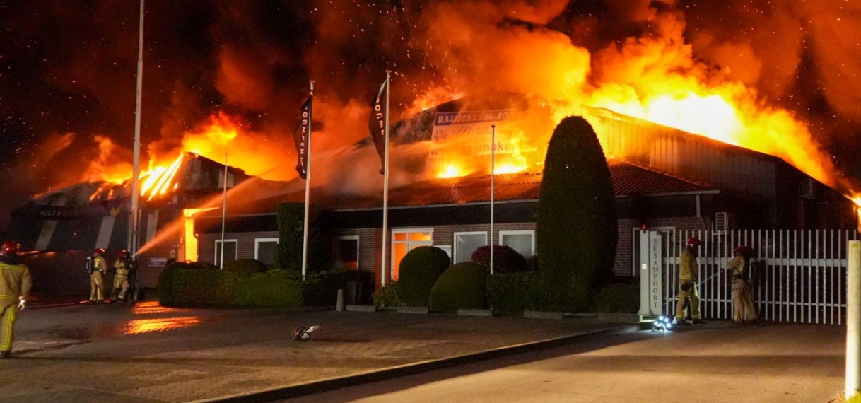 Meerdere loodsen uitgebrand op industrieterrein Someren