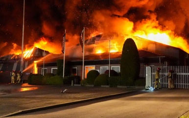Meerdere loodsen uitgebrand op industrieterrein Someren