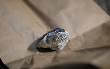 Ruimtesteen raakt huizen in Duitsland en slaat gat in dak