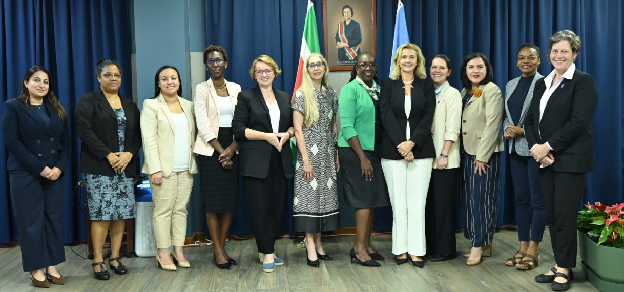 Vrouwen in diplomatie wisselen ervaringen uit tijdens paneldiscussie