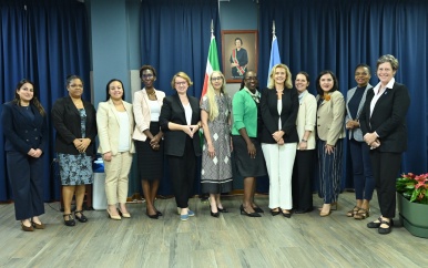 Vrouwen in diplomatie wisselen ervaringen uit tijdens paneldiscussie