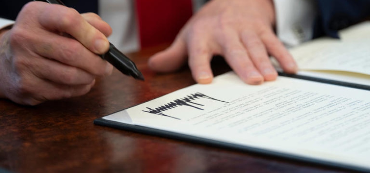 Handtekening Trump op dollarbiljetten