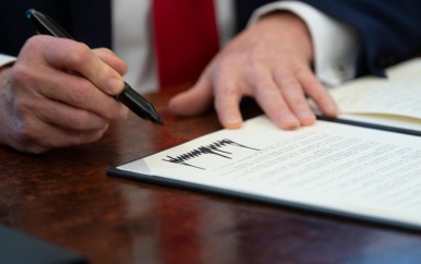 Handtekening Trump op dollarbiljetten