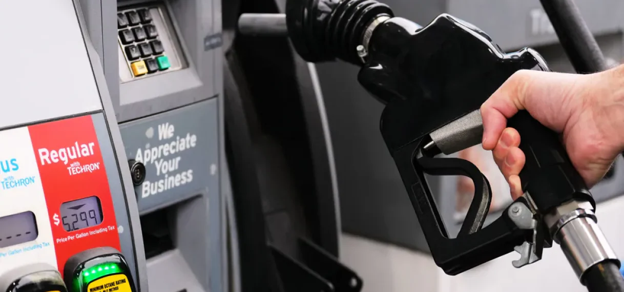 Hoge benzineprijzen laten Nederlanders uitwijken naar goedkopere tankstations