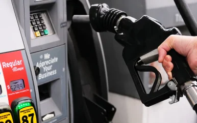 Hoge benzineprijzen laten Nederlanders uitwijken naar goedkopere tankstations