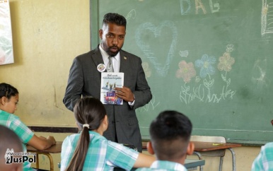 Minister Monorath leest voor aan leerlingen van O.S. Tout Lui Faut