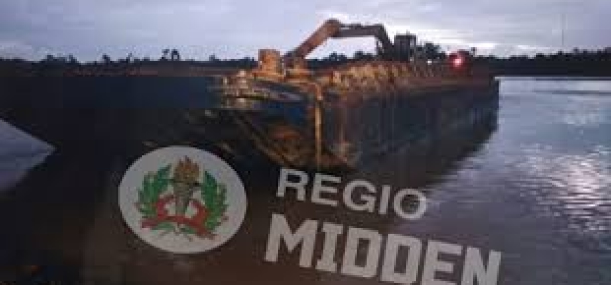 Ponton botst tegen beschoeiing langs Surinamerivier; bootsman voortvluchtig