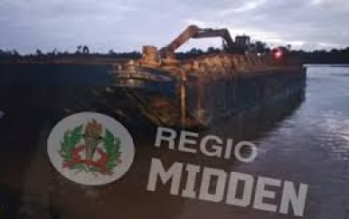 Ponton botst tegen beschoeiing langs Surinamerivier; bootsman voortvluchtig