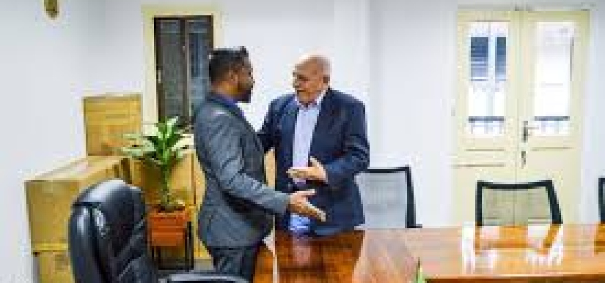 Cubaanse ambassadeur op beleefdsheidsbezoek bij minister Currie voor vertrek naar Cuba