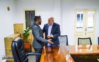 Cubaanse ambassadeur op beleefdsheidsbezoek bij minister Currie voor vertrek naar Cuba