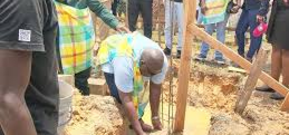 Minister Landveld legt eerste steen voor ICT-centrum in Albina