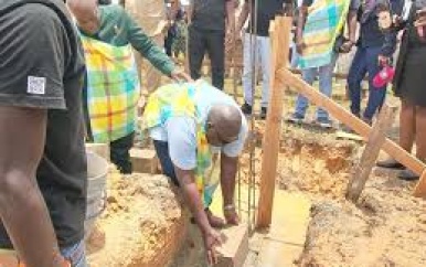 Minister Landveld legt eerste steen voor ICT-centrum in Albina