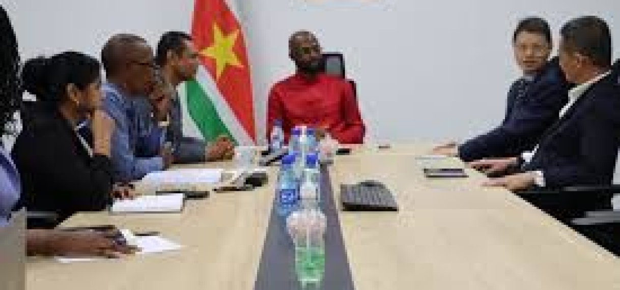 Ambassadeur van China voert bilateraal gesprek met minister Misiekaba