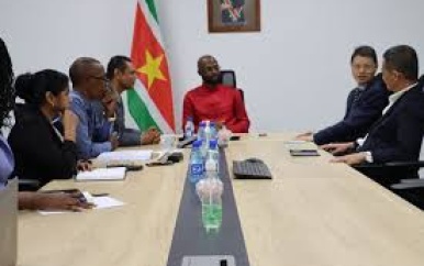 Ambassadeur van China voert bilateraal gesprek met minister Misiekaba