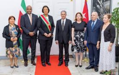 Diplomaten zetten in op hechtere relatie met Suriname