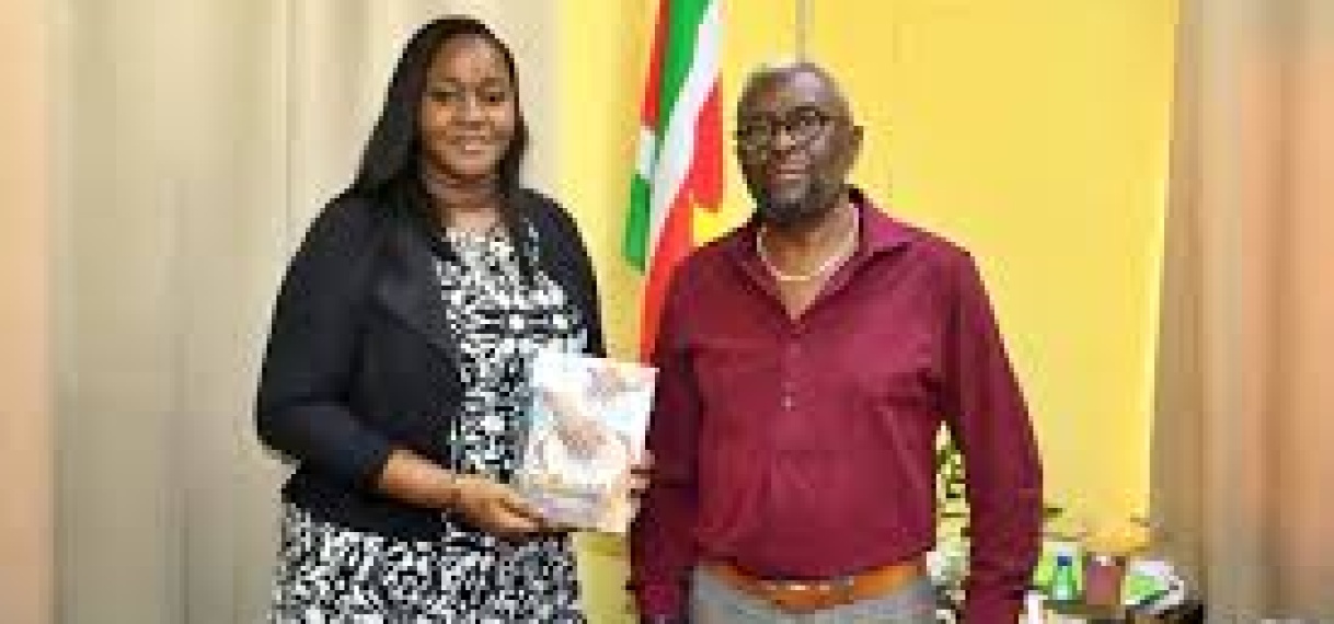 Ministerie RO heeft sleutelrol bij overhandiging boek over Apinti-drum aan granmans